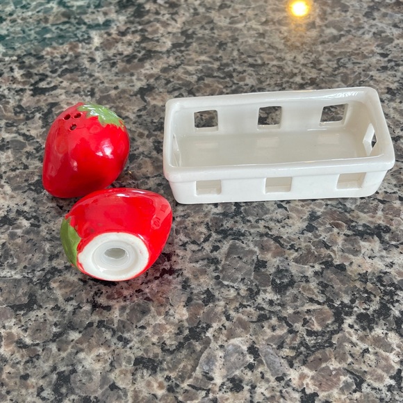 Strawberry Salt and Pepper Shakers 🌺 - Picture 2 of 3